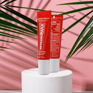 tubos rojos de pomada emuaidmax sobre fondo rosa