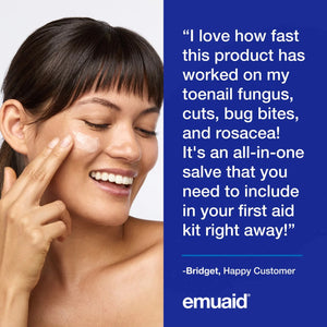mujer aplicandose crema emuaid en la cara