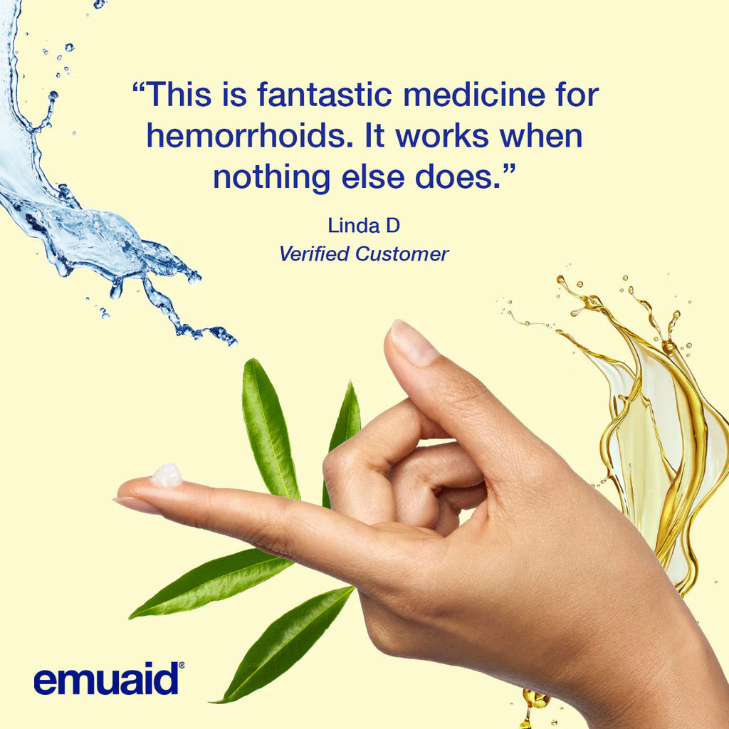 mano aplicando crema de cuidado de la piel con agua y deja fondo mano aplicando crema de cuidado de la piel con agua y deja fondo