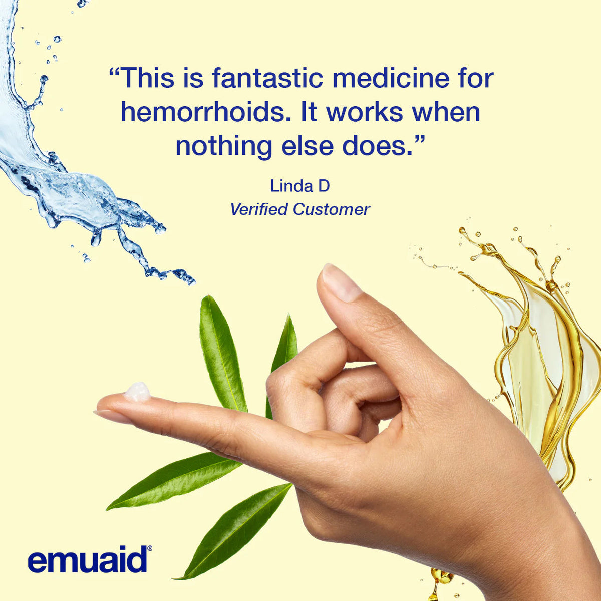 mano aplicando crema de cuidado de la piel con agua y deja fondo