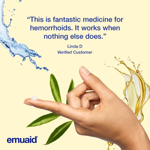 mano aplicando crema de cuidado de la piel con agua y deja fondo