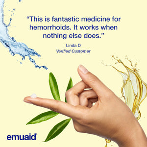 mano aplicando crema de cuidado de la piel con agua y deja fondo