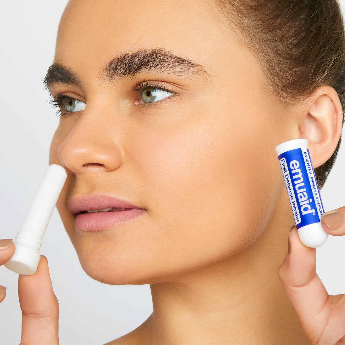 mujer que utiliza un inhalador esencial de apoyo inmunitario