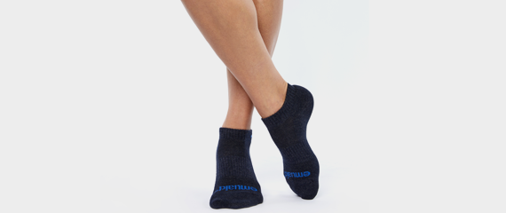 Un hombre usando EMUAID® Ionic Silver Socks